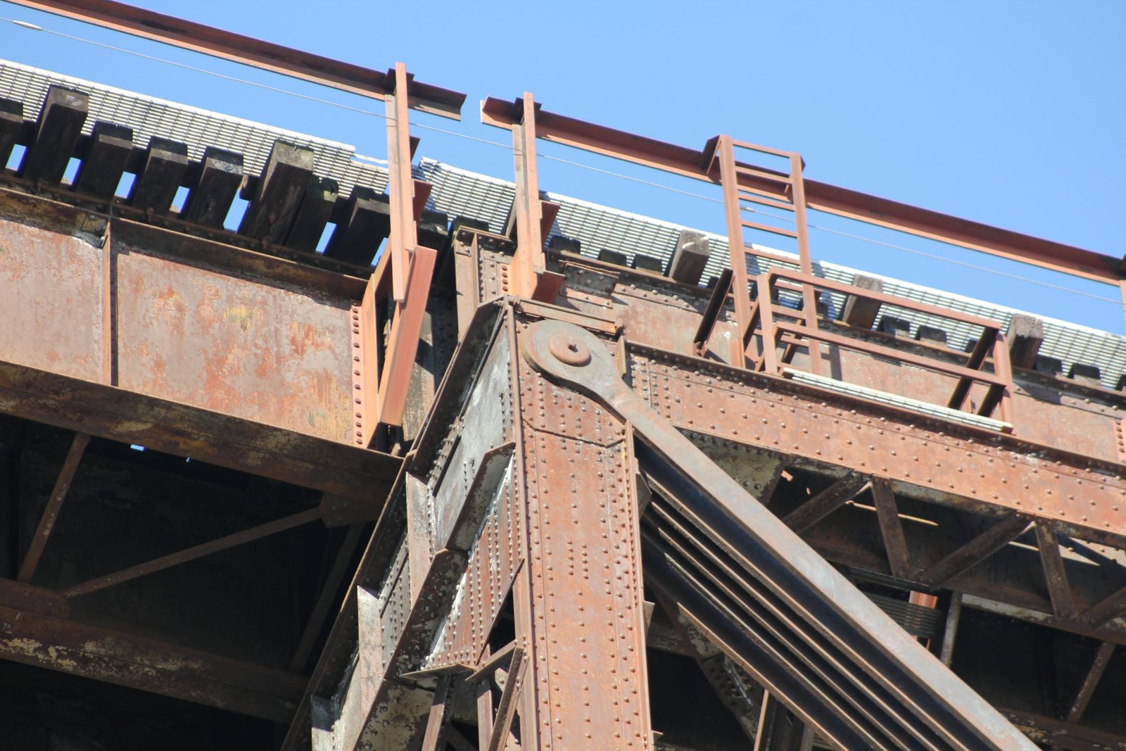 Upper angle connection, truss span (span #15)